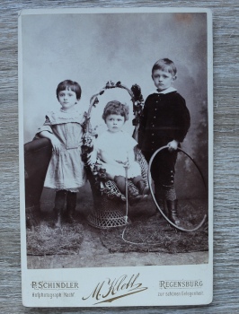 Kabinett Foto auf Karton / Regensburg / 1890-1910 / Foto Atelier P Schindler / Zur Schönen Gelegenheit / Kinder Kleidung Mode Spielreifen
